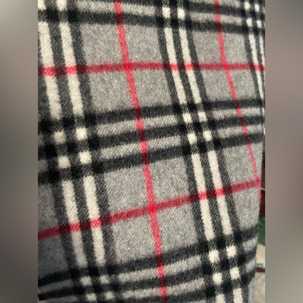 EUC Burberry’s‎ Nova Check Cashmere Gray Scarf - Picture 4 of 10